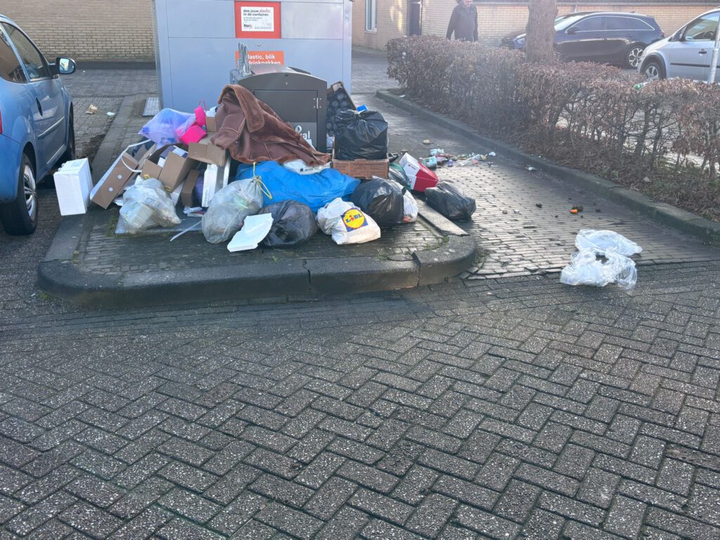 Update: De rotzooi is maandagmorgen  29 december 2025 door HVC opgeruimd.